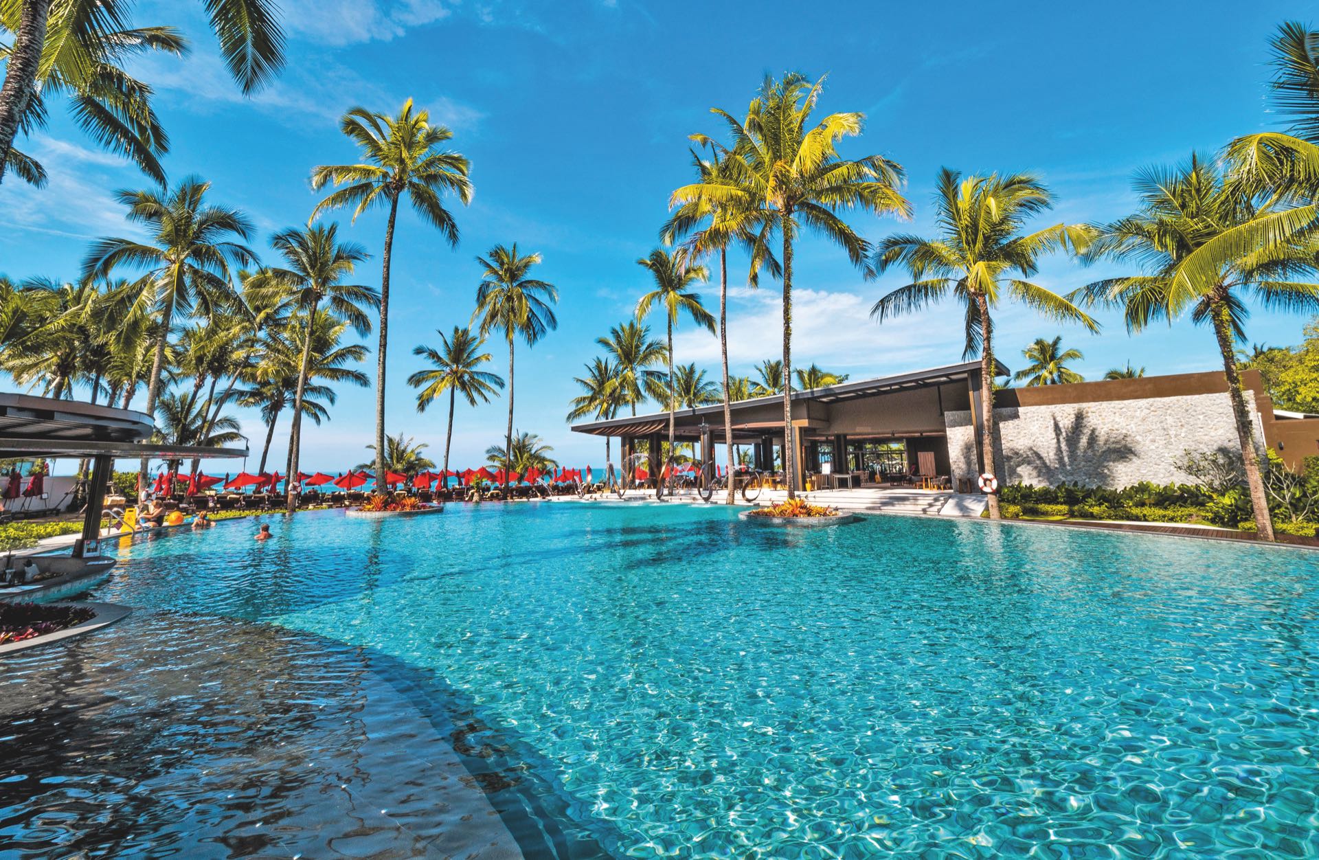 Zwembad in Ramanda Resort by Wyndham Khao Lak - Tjingo.nl